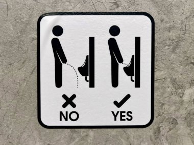 Kullanıcı erkek tuvaleti talimatları erkekler tuvaletin kapı sembolü için çizgi çizgili cinsiyet simgesi işiyor.