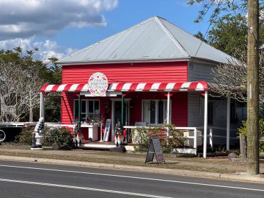 TIARO, QLD - SEP 15 2024: Queensland Avustralya 'daki Tiaro Noel Kır Evi. Kulübede sadece dünyanın en iyi Noel üreticilerinden alınmış zarif ve eşsiz Noel süslemeleri bulunuyor..