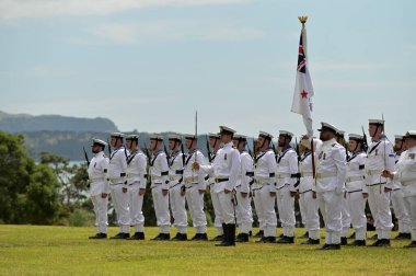 WAITANGI, NZL - Şubat 06 2025: Waitangi Sahası bayrak direğinde Yeni Zelanda Antlaşması 'nın 6 Şubat 1840 tarihinde imzalanmasının yıldönümü kutlamaları yapıldı.