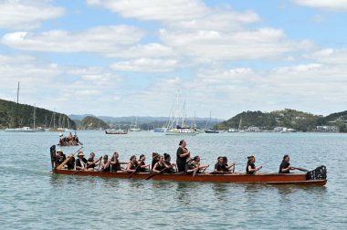 WAITANGI, NZL - Şubat 06 2025: Maori kadın savaşçıları, 1840 Waitangi Antlaşması 'nın yıldönümü münasebetiyle, Waitangi Günü' nde savaş kanosuna kürek çektiler.