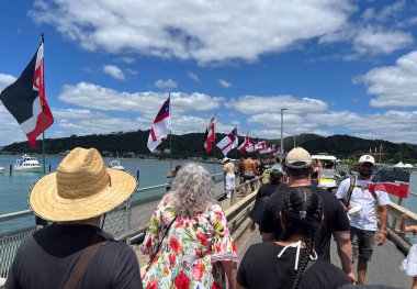 WAITANGI, NZL - Şubat 06 2025: Maori halkı Waitangi Günü 'nde Waitangi Köprüsü' nden geçerek 1840 Waitangi Antlaşması 'nın yıldönümünü kutladı.