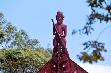 WAITANGI, NZL - Şubat 06 2025: Te Whare Rnanga 'nın çatısındaki Maori süslemesi, Yeni Zelanda' nın kuzeyindeki Kuzey Adası 'ndaki Waitangi Antlaşma Arazisi' nin oyulmuş toplantı evi..