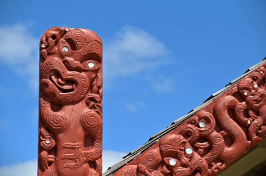 WAITANGI, NZL - Şubat 06 2025: Te Korowai Maikuku waka evinin çatısındaki Maori süslemesi Kuzeydoğu Yeni Zelanda 'daki Ada Körfezi' ndeki Waitangi Antlaşması Arazileri 'nde.
