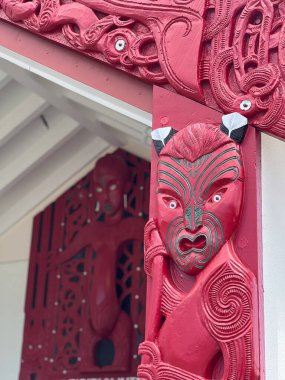 WAITANGI, NZL - Şubat 06 2025: Kuzey Yeni Zelanda 'nın kuzeyindeki ada körfezindeki Te Tiriti O Waitangi Marae' nin rayında Maori süslemesi.