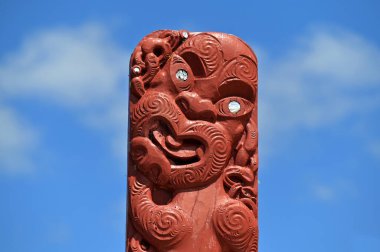 WAITANGI, NZL - Şubat 06 2025: Te Korowai Maikuku waka evinin çatısındaki Maori süslemesi Kuzeydoğu Yeni Zelanda 'daki Ada Körfezi' ndeki Waitangi Antlaşması Arazileri 'nde.