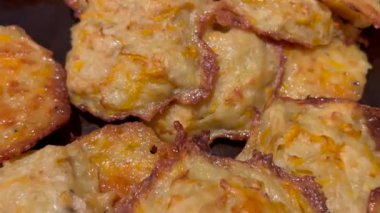 Hanuka Yahudi bayramında pek çok geleneksel Latke geleneksel Aşkenazi Yahudi mutfağı patatesli gözleme tabağı 