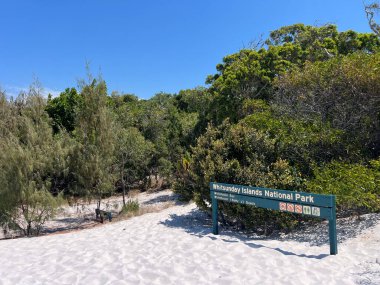 AIRLEI Plajı, QLD - SEP 22 2024: Whitsunday Adaları Ulusal Parkı tabelası Whitehaven Sahili 'nde beyaz, silis kumu, berrak sular ve çarpıcı manzarasıyla ünlü.