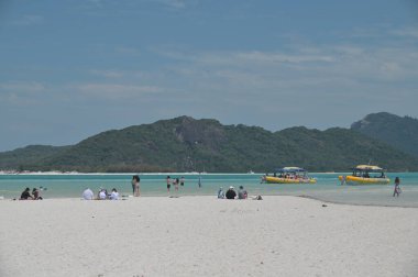 Whitsunday Adaları 'ndaki Whitehaven plajını ziyaret eden büyük bir turist grubu, Whitsunday Adası' ndaki Büyük Set Resifi ve Whitehaven plajı için popüler bir durak..