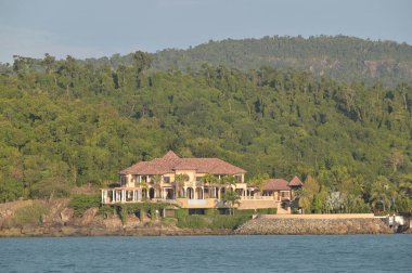 AIRLIE BEACH, QLD - SEP 22 2024: Whitsunday Adası Queensland, Avustralya 'daki lüks evin manzarası. Queensland gayrimenkul fiyatları yıllık olarak% 8.5 arttı..