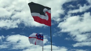 Ulusal Maori bayrağı ve Yeni Zelanda Birleşik Kabileleri Waitagi Günü 'nde birlikte dalgalanır.