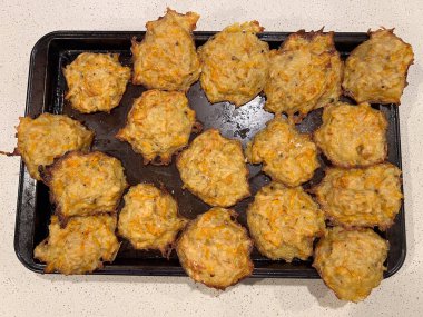 Hanuka Yahudi bayramında geleneksel Aşkenazi Yahudi mutfağı patatesli gözleme tabağı dolu bir tepsi.