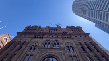 Kraliçe Victoria Binası cephesi. QVB, Sydney CBD New South Wales, Avustralya merkezli mimar George McRae tarafından tasarlanan 19. yüzyıl sonlarında listelenmiş bir binadır.