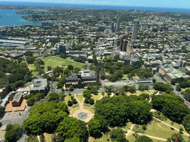 SYDNEY - DEC 29 2024: Sydney şehrinin hava manzarası Hyde Park New South Wales Australia.Hyde Park Avustralya 'nın en eski parkı ve şehir merkezinde piknik ve gezinti için popüler bir yerdir..