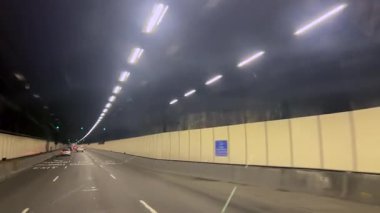 Yeraltı tünelinde araba sürmenin POV (bakış açısı)