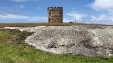 Macquarie Watchtower La Perouse Şatosu Sydney New South Wales Avustralya 'da tanınmayan turistleri ziyaret ediyor.