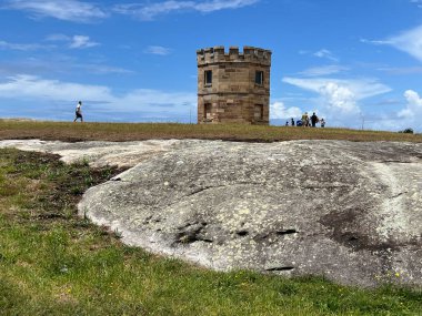 Macquarie Watchtower La Perouse Şatosu Sydney New South Wales Avustralya 'da tanınmayan turistleri ziyaret ediyor.