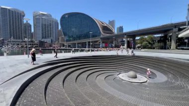 SYDNEY - 29 DEC 2024: Darling Harbour Mahallesi 'ndeki modern kentsel su çeşmesi ve Sydney Merkez İş Bölgesi' nin batı eteklerinde yer alan eğlence amaçlı yaya bölgesi. 