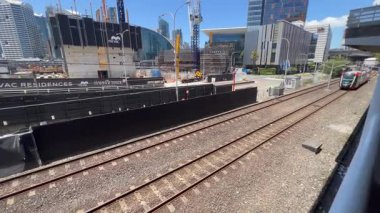 SYDNEY - 29 DEC 2024: Sydney hafif tren Darling limanının inşaat çalışmalarından geçiyor, Darling Harbour Sydney NSW Avustralya 'da yeni bir kongre, sergi ve eğlence merkezi