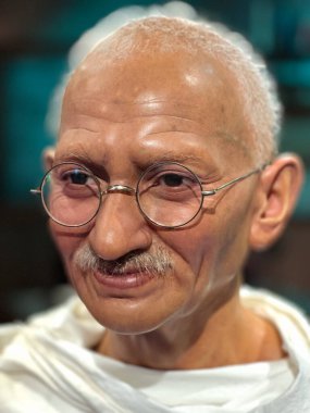SYDNEY - 29 DEC 2024: Madame Tussauds balmumu müzesinde Mahatma Gandhi 'nin mumyalama çalışması. Mohandas Karamchand Gandhi Hintli bir avukattı, Hindistan' ın İngiliz yönetiminden bağımsızlığına öncülük eden sömürgeci bir milliyetçiydi.