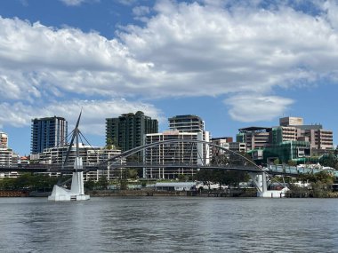 BRISBANE - OCT 06 2024: The Goodwill Bridge, Brisbane, Queensland, Avustralya 'da Brisbane Nehri boyunca uzanan bir yaya ve bisikletçi köprüsü..