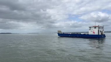 BRISBANE - 26 Ocak 2025: Moreton Bay Brisbane QLD Avustralya 'da mavna feribotu. Feribot yolcuları ve ara sıra taşıdığı araçları ve kargoları bir su kütlesi üzerinde taşımaktadır.. 