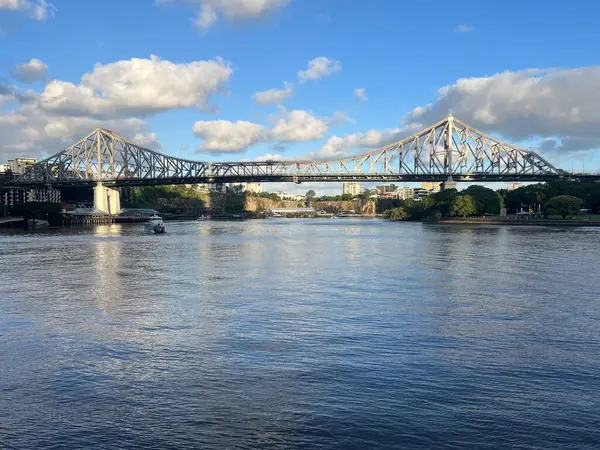 Brisbane 'deki Hikaye Köprüsü' nün şehir manzarası. Queensland, Avustralya 'nın başkenti..