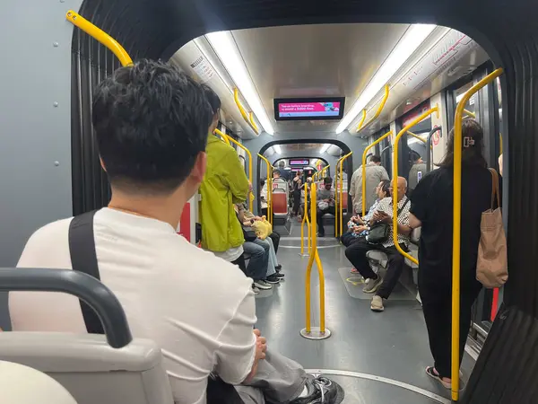 SYDNEY - DEC 29 2024: Avustralya 'da hafif demiryolu ile seyahat edenler. 202324 mali yılında, ağda 40.59 milyon yolcu seyahati yapıldı.