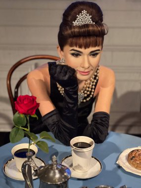 SYDNEY - 29 DEC 2024: Madame Tussauds balmumu müzesinde Audrey Hepburn 'ün balmumu çalışması. Film ve moda ikonu olarak tanınıyor.