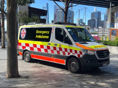 SYDNEY - DEC 29 2024: Sydney Avustralya 'da acil durum ambulansı. 2023-24 yılları arasında Avustralya' daki devlet hastanelerinde her 1.000 kişi başına 333 sunum yapıldı.