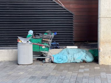 SYDNEY - 29 Aralık 2024: Avustralyalı evsiz sokakta uyuyor. Yeni bir raporda, bazı Sydney banliyölerindeki özel kiracılar arasındaki yoksulluk oranlarının yüzde 45 'e vardığı ortaya kondu..