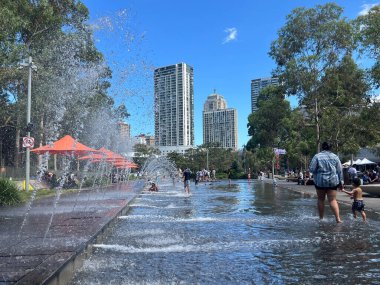 SYDNEY - 29 DEC 2024: Tumbalong Park, Darling Harbour Sydney Avustralya. Park, şehir deresi olarak fıskiyelerle süslenmiş Avustralya yeşillikleri kullanılarak tasarlandı..