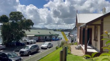 MANUI-TAIPA, NZL - 12 Şubat 2025: Mangonui şehrinin kentsel manzarası, dost kafeleri ve Northland Yeni Zelanda 'da çok çeşitli su bazlı faaliyetleri olan tarihi bir balıkçı köyü.