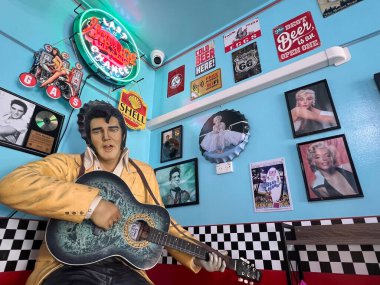 WHITSUNYS, QLD - 22. 2024: Elvis Presley 'in klasik Amerikan temalı bir akşam yemeği heykeli. Elvis Amerikalı şarkıcı ve aktördü ve 20. yüzyılın en önemli kültürel figürlerinden biriydi..