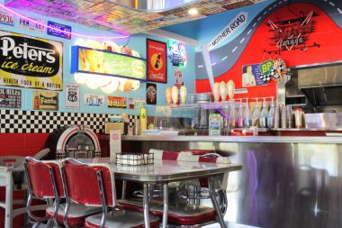 WHITSUNYS, QLD - SEP 22 2024: Klasik Amerikan temalı akşam yemeği iç mekanı. Bir restoran, Amerika Birleşik Devletleri ve Kanada 'nın yanı sıra Batı Avrupa ve Avustralya' nın bazı bölgelerinde bulunan bir restoran türüdür..