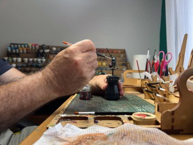 BRISBANE - OCT 04 2024: Şekil boyama, minyatür model figürleri, rol yapma oyunları, savaş oyunları veya askeri modelleme gibi bir hobidir..