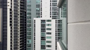 Şehir merkezinde kalabalık apartmanlar var..