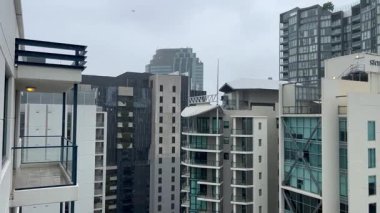 Şehir merkezinde kalabalık apartmanlar var..