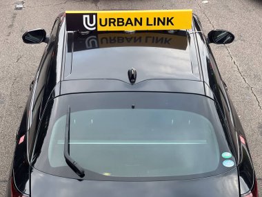 AUCKLAND - MAR 01 2025: Auckland, Yeni Zelanda 'da Uber araba servisi. 485.000 civarında Yeni Zelandalı düzenli olarak Uber kullanıyordu. Servisin kayıtlarında yaklaşık 6500 şoför var..