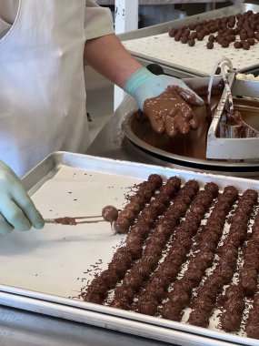 Çikolata fabrikası işçileri mutfakta çikolata toplarını hazırlıyordu. 2023 yılında dünya çapında yaklaşık 5 milyon ton kakao üretildi..