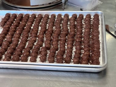 Çikolata toplarını mutfak tezgahındaki çikolata fabrikasına daldırdım.