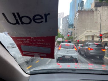 BRISBANE - 15 MAR 2025: Brisbane Queensland Avustralya 'da Uber araba servisi. 2018 yılında, Avustralya' nın 62.000 Uber sürücüsü ortalama saatlik maaşı 31.75 dolardı..