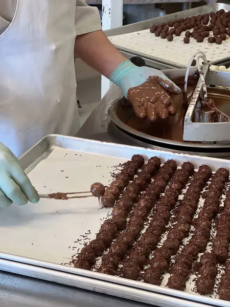 Çikolata fabrikası işçileri mutfakta çikolata toplarını hazırlıyordu. 2023 yılında dünya çapında yaklaşık 5 milyon ton kakao üretildi..