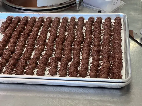 Çikolata toplarını mutfak tezgahındaki çikolata fabrikasına daldırdım.