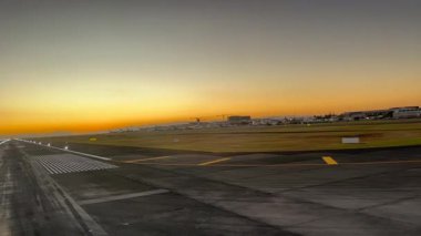 AUCKLAND - MAR 12 2025: Uluslararası bir havaalanı olan Auckland havaalanından kalkan uçak, Yeni Zelanda 'nın en kalabalık şehridir.