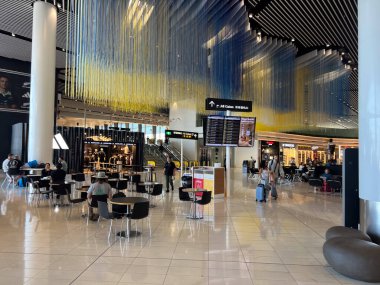 AUCKLAND - MAR 09 2025: Auckland Havalimanı 'nda uçuş bekleyen uçak yolcuları ülkenin en büyük ve en yoğun havalimanı olup, yıl içinde 18.7 milyondan fazla yolcu hizmet vermiştir..
