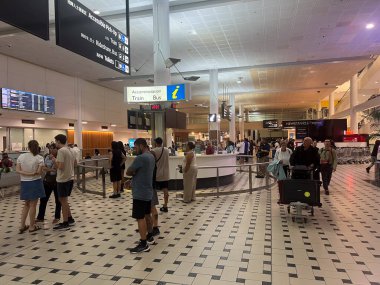 BRISBANE - MAR 09 2025: Brisbane Havaalanı 'na (BNE) insanlar gelecek. Avustralya 'da Sydney ve Melbourne' dan sonra en yüksek üçüncü yerel bağlantıya sahiptir.