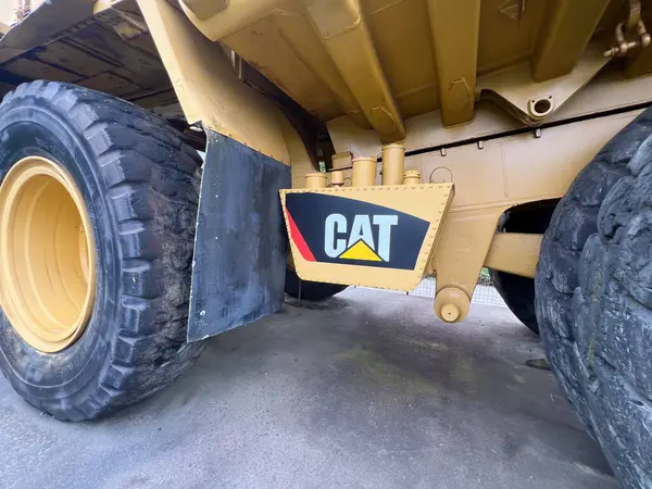 WAIHI, NZL - MAR 04 2025: CAT Mining Truck, Caterpillar Inc. (Kedi olarak da bilinir), ABD 'li inşaat, madencilik ve diğer mühendislik ekipmanları üreticisi..