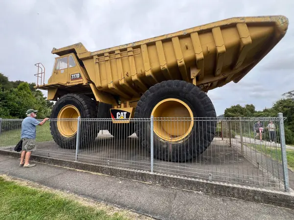WAIHI, NZL - MAR 04 2025: Eski CAT Madencilik Truck, Caterpillar Inc., olarak da bilinen ABD 'li inşaat, madencilik ve diğer mühendislik ekipmanları üreticisi..