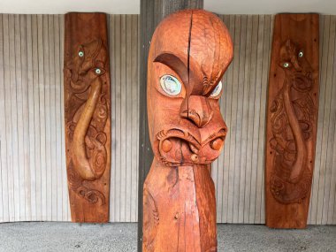 KAIKOHE, NZL - 15 Şubat 2025: Maori ahşap kavisli heykeller. Ahşap oyma sanatı, günümüzün Maori ataları tarafından Yeni Zelanda 'ya getirildi..