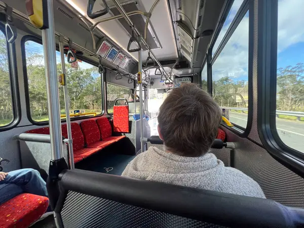 PORT MACQuARIE, NSW - 30 Mayıs 2025: Avustralyalı yolcular NSW Avustralya 'da toplu taşıma araçlarıyla seyahat ettiler. 2023 yılının ilk çeyreğinde Avustralyalıların% 35.9' u otobüs servislerini kullandı.